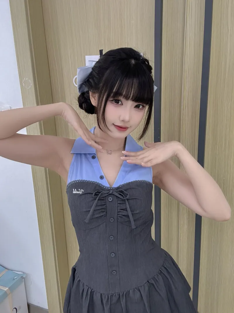 LPL主持周敢敢晒照:非常甜妹,生活给我一拳,我出布